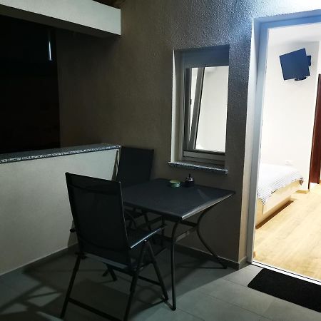 Studio Apartman Rosa Apartment Затон Екстериор снимка