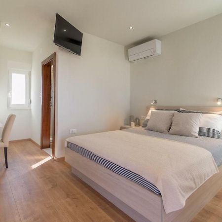 Studio Apartman Rosa Apartment Затон Екстериор снимка