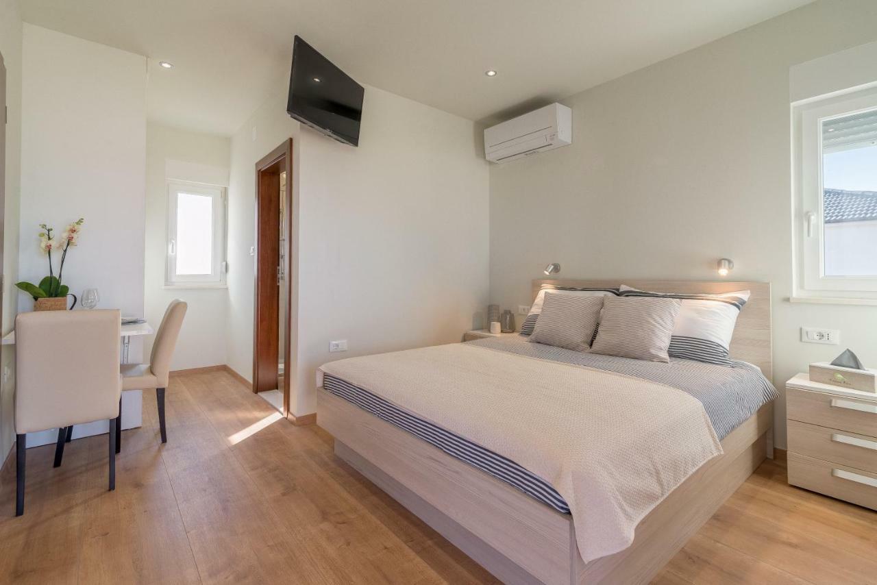 Studio Apartman Rosa Apartment Затон Екстериор снимка